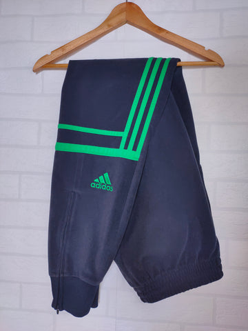 PANTALÓN ADIDAS CHALLENGER AZUL MARINO - BANDAS VERDES - TALLA L