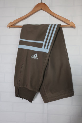 PANTALÓN ADIDAS CHALLENGER GRIS - BANDAS AZULES - TALLA M