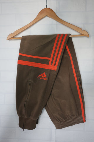 PANTALÓN ADIDAS CHALLENGER MARRÓN - BANDAS NARANJAS - TALLA M/L