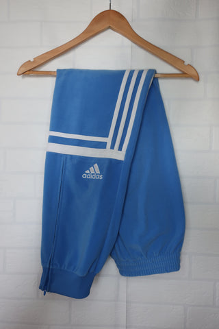 PANTALÓN ADIDAS CHALLENGER AZUL - BANDAS BLANCAS - TALLA XS/S