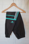 PANTALÓN ADIDAS CHALLENGER GRIS - BANDAS AZULES TRICOLOR - TALLA M/L