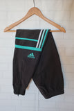 PANTALÓN ADIDAS CHALLENGER GRIS - BANDAS AZULES TRICOLOR - TALLA M/L