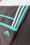 PANTALÓN ADIDAS CHALLENGER GRIS - BANDAS AZULES TRICOLOR - TALLA M/L