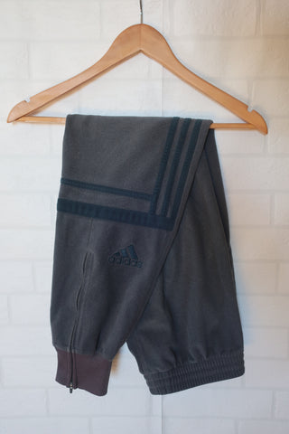 PANTALÓN ADIDAS CHALLENGER GRIS - BANDAS AZULES - TALLA M