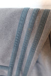 PANTALÓN ADIDAS CHALLENGER GRIS - BANDAS AZULES - TALLA M
