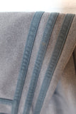 PANTALÓN ADIDAS CHALLENGER GRIS - BANDAS AZULES - TALLA M