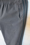 PANTALÓN ADIDAS CHALLENGER GRIS - BANDAS AZULES - TALLA M