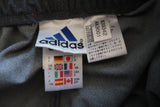 PANTALÓN ADIDAS CHALLENGER GRIS - BANDAS AZULES - TALLA M