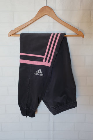 PANTALÓN ADIDAS CHALLENGER NEGRO - BANDAS ROSAS - TALLA M/L