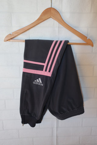 PANTALÓN ADIDAS CHALLENGER GRIS - BANDAS ROSAS - TALLA XS/S