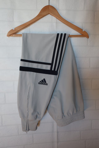 PANTALÓN ADIDAS CHALLENGER BLANCO - BANDAS NEGRAS - TALLA M/L