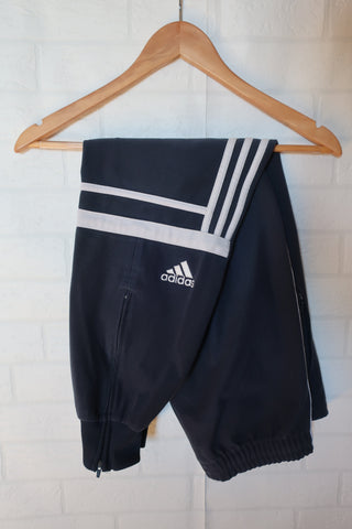 PANTALÓN ADIDAS CHALLENGER AZUL MARINO - BANDAS BLANCAS - TALLA S