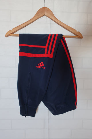 PANTALÓN ADIDAS CHALLENGER AZUL MARINO - BANDAS ROJAS - TALLA XS/S