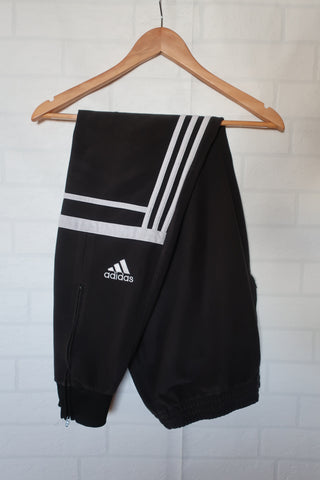 PANTALÓN ADIDAS CHALLENGER NEGRO - BANDAS BLANCAS - TALLA L/XL