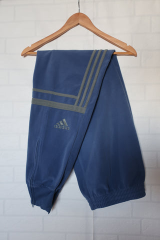 PANTALÓN ADIDAS CHALLENGER AZUL MARINO - BANDAS GRISES - TALLA XL