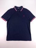 POLO FRED PERRY AZUL MARINO CON TIPPINGS ROJO Y BLANCO TALLA M