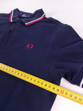 POLO FRED PERRY AZUL MARINO CON TIPPINGS ROJO Y BLANCO TALLA M