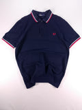 POLO FRED PERRY AZUL MARINO CON TIPPINGS ROJO Y BLANCO TALLA M
