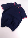 POLO FRED PERRY AZUL MARINO CON TIPPINGS ROJO Y BLANCO TALLA M