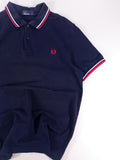 POLO FRED PERRY AZUL MARINO CON TIPPINGS ROJO Y BLANCO TALLA M