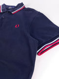 POLO FRED PERRY AZUL MARINO CON TIPPINGS ROJO Y BLANCO TALLA M