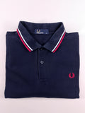 POLO FRED PERRY AZUL MARINO CON TIPPINGS ROJO Y BLANCO TALLA M