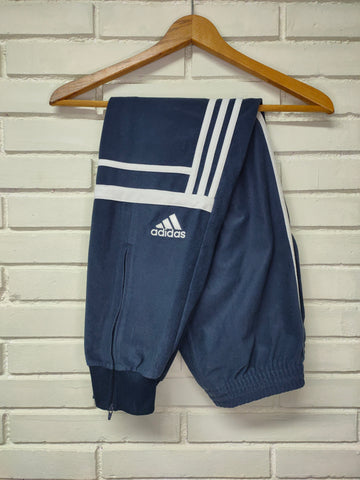 Pantalón Adidas Challenger Azul Marino - Bandas Blancas - Talla M/L