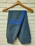 Pantalón Adidas Challenger Gris - Bandas Azules - Talla M