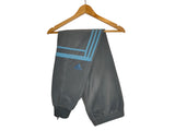 PANTALÓN ADIDAS CHALLENGER GRIS - BANDAS AZULES - TALLA L