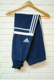 Pantalón Adidas Challenger Azul Marino - Bandas Blancas - Talla L