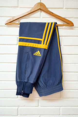 Pantalón Adidas Challenger Azul Marino - Bandas Naranjas - Talla S/M