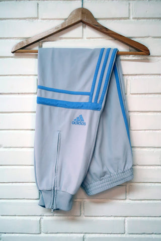Pantalón Adidas Challenger Gris - Bandas Azules - Talla M/L