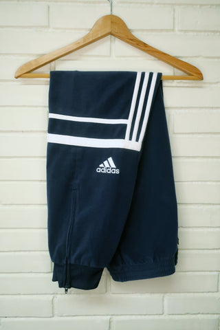Pantalón Adidas Challenger Azul Marino - Bandas Blancas - Talla M/L