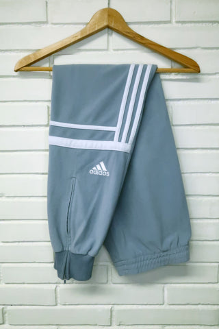 Pantalón Adidas Challenger Azul claro - Bandas Blancas - Talla L/XL